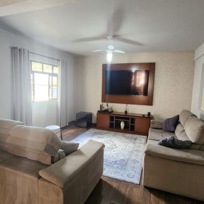 Casa Residencial com 396m², 4 quartos, 1 suíte, 4 garagens, no bairro Itacorubi em Florianópolis