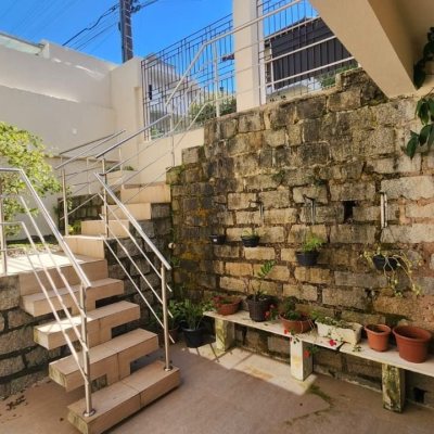 Casa Residencial com 396m², 4 quartos, 1 suíte, 4 garagens, no bairro Itacorubi em Florianópolis