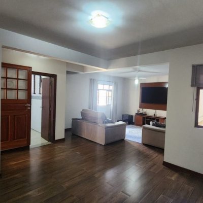 Casa Residencial com 396m², 4 quartos, 1 suíte, 4 garagens, no bairro Itacorubi em Florianópolis