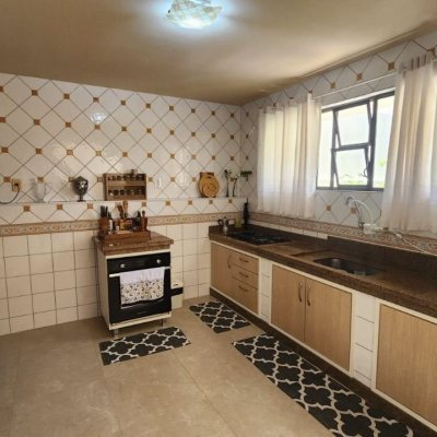 Casa Residencial com 396m², 4 quartos, 1 suíte, 4 garagens, no bairro Itacorubi em Florianópolis