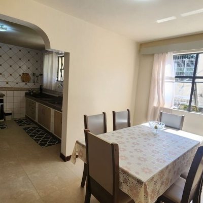 Casa Residencial com 396m², 4 quartos, 1 suíte, 4 garagens, no bairro Itacorubi em Florianópolis