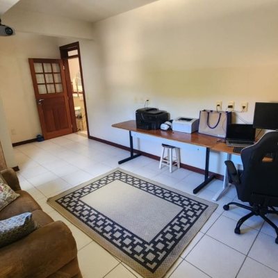 Casa Residencial com 396m², 4 quartos, 1 suíte, 4 garagens, no bairro Itacorubi em Florianópolis