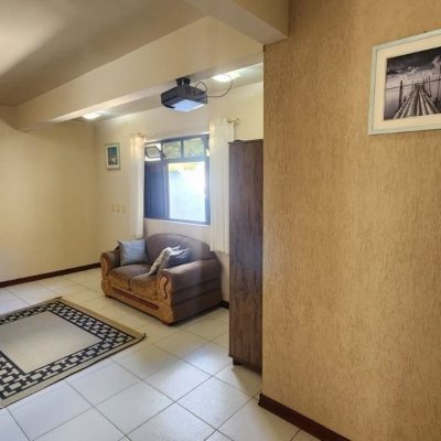 Casa Residencial com 396m², 4 quartos, 1 suíte, 4 garagens, no bairro Itacorubi em Florianópolis