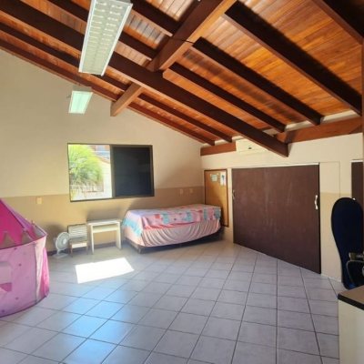 Casa Residencial com 396m², 4 quartos, 1 suíte, 4 garagens, no bairro Itacorubi em Florianópolis