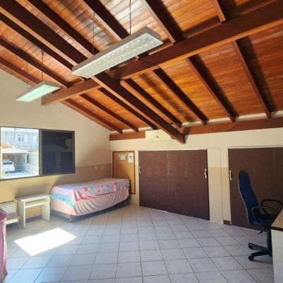 Casa Residencial com 396m², 4 quartos, 1 suíte, 4 garagens, no bairro Itacorubi em Florianópolis