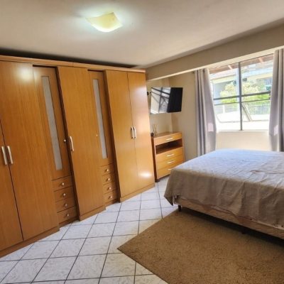 Casa Residencial com 396m², 4 quartos, 1 suíte, 4 garagens, no bairro Itacorubi em Florianópolis