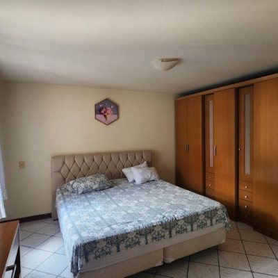 Casa Residencial com 396m², 4 quartos, 1 suíte, 4 garagens, no bairro Itacorubi em Florianópolis