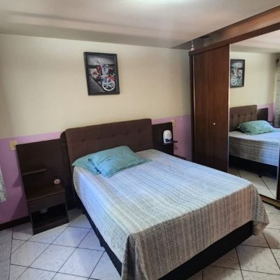 Casa Residencial com 396m², 4 quartos, 1 suíte, 4 garagens, no bairro Itacorubi em Florianópolis