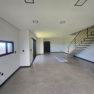 Casa Residencial com 260m², 3 quartos, 3 suítes, 2 garagens, no bairro Vargem Do Bom Jesus em Florianópolis