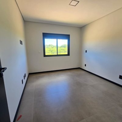 Casa Residencial com 260m², 3 quartos, 3 suítes, 2 garagens, no bairro Vargem Do Bom Jesus em Florianópolis