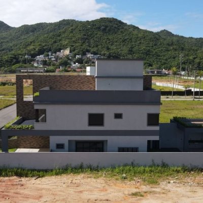Casa Residencial com 260m², 3 quartos, 3 suítes, 2 garagens, no bairro Vargem Do Bom Jesus em Florianópolis