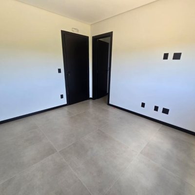 Casa Residencial com 260m², 3 quartos, 3 suítes, 2 garagens, no bairro Vargem Do Bom Jesus em Florianópolis