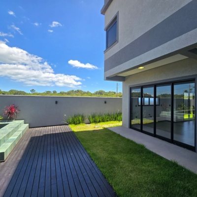 Casa Residencial com 260m², 3 quartos, 3 suítes, 2 garagens, no bairro Vargem Do Bom Jesus em Florianópolis