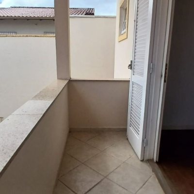 Casa Residencial com 237m², 5 quartos, 1 suíte, 6 garagens, no bairro Balneário em Florianópolis