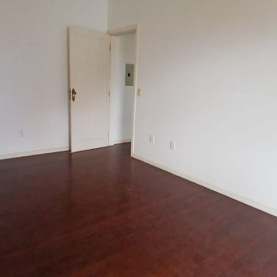 Casa Residencial com 237m², 5 quartos, 1 suíte, 6 garagens, no bairro Balneário em Florianópolis