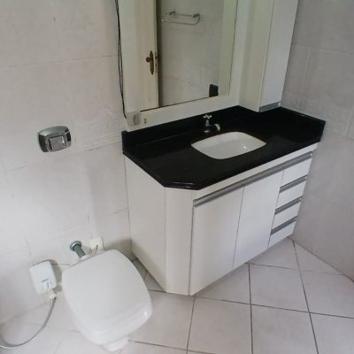 Casa Residencial com 237m², 5 quartos, 1 suíte, 6 garagens, no bairro Balneário em Florianópolis