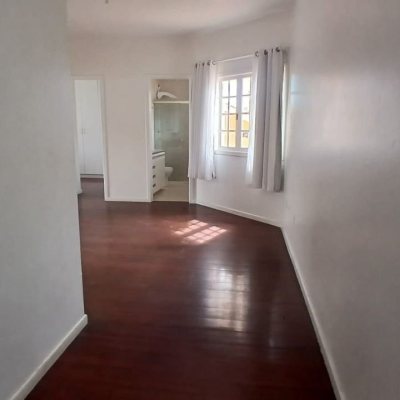 Casa Residencial com 237m², 5 quartos, 1 suíte, 6 garagens, no bairro Balneário em Florianópolis