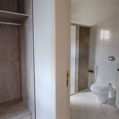 Casa Residencial com 237m², 5 quartos, 1 suíte, 6 garagens, no bairro Balneário em Florianópolis