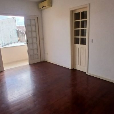 Casa Residencial com 237m², 5 quartos, 1 suíte, 6 garagens, no bairro Balneário em Florianópolis