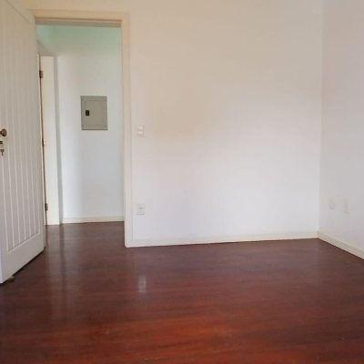 Casa Residencial com 237m², 5 quartos, 1 suíte, 6 garagens, no bairro Balneário em Florianópolis