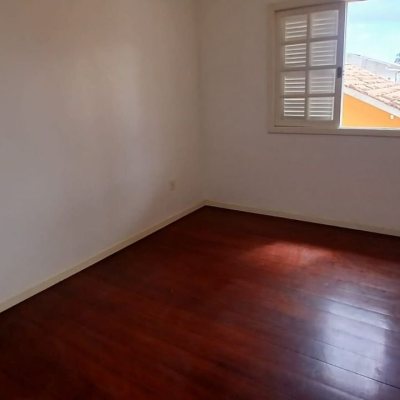 Casa Residencial com 237m², 5 quartos, 1 suíte, 6 garagens, no bairro Balneário em Florianópolis