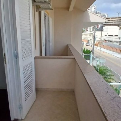 Casa Residencial com 237m², 5 quartos, 1 suíte, 6 garagens, no bairro Balneário em Florianópolis