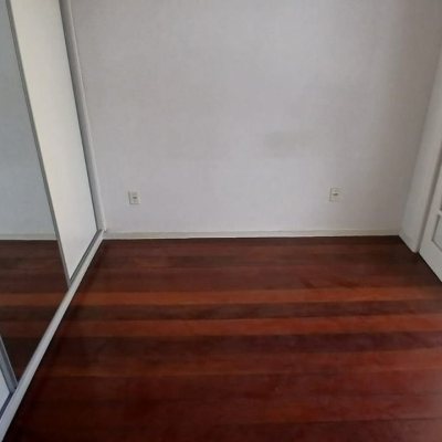 Casa Residencial com 237m², 5 quartos, 1 suíte, 6 garagens, no bairro Balneário em Florianópolis