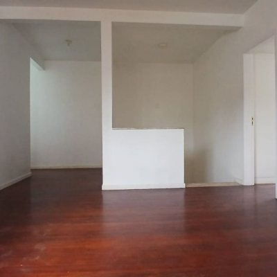 Casa Residencial com 237m², 5 quartos, 1 suíte, 6 garagens, no bairro Balneário em Florianópolis