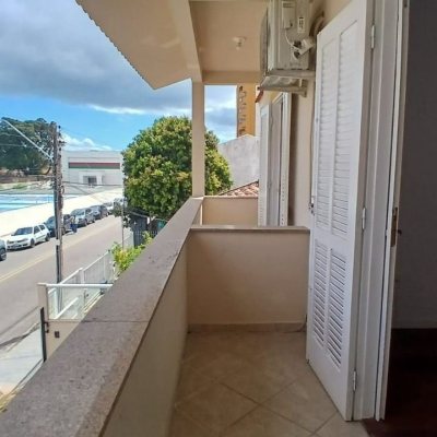 Casa Residencial com 237m², 5 quartos, 1 suíte, 6 garagens, no bairro Balneário em Florianópolis