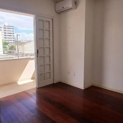 Casa Residencial com 237m², 5 quartos, 1 suíte, 6 garagens, no bairro Balneário em Florianópolis