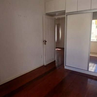 Casa Residencial com 237m², 5 quartos, 1 suíte, 6 garagens, no bairro Balneário em Florianópolis