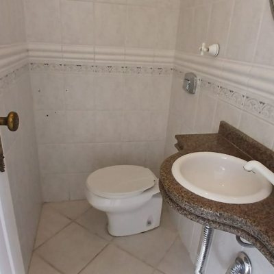 Casa Residencial com 237m², 5 quartos, 1 suíte, 6 garagens, no bairro Balneário em Florianópolis