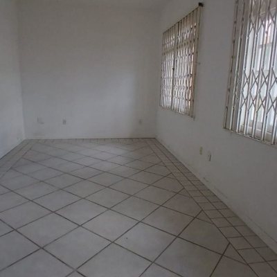 Casa Residencial com 237m², 5 quartos, 1 suíte, 6 garagens, no bairro Balneário em Florianópolis