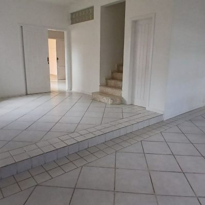 Casa Residencial com 237m², 5 quartos, 1 suíte, 6 garagens, no bairro Balneário em Florianópolis