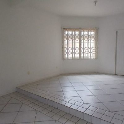 Casa Residencial com 237m², 5 quartos, 1 suíte, 6 garagens, no bairro Balneário em Florianópolis