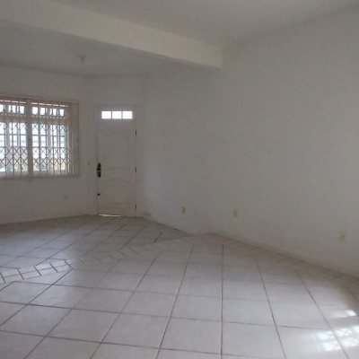 Casa Residencial com 237m², 5 quartos, 1 suíte, 6 garagens, no bairro Balneário em Florianópolis