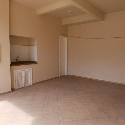 Casa Residencial com 237m², 5 quartos, 1 suíte, 6 garagens, no bairro Balneário em Florianópolis