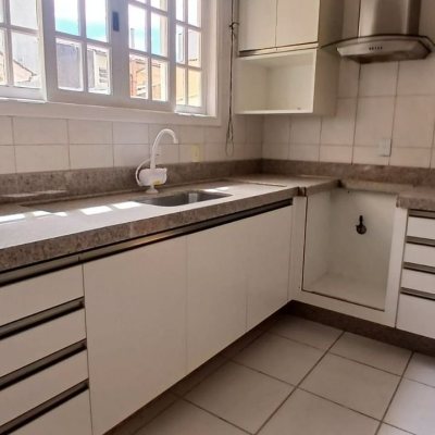 Casa Residencial com 237m², 5 quartos, 1 suíte, 6 garagens, no bairro Balneário em Florianópolis