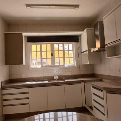 Casa Residencial com 237m², 5 quartos, 1 suíte, 6 garagens, no bairro Balneário em Florianópolis