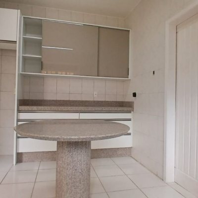 Casa Residencial com 237m², 5 quartos, 1 suíte, 6 garagens, no bairro Balneário em Florianópolis