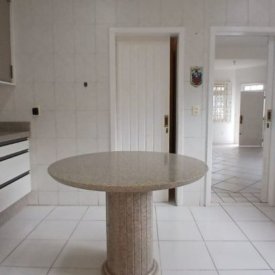 Casa Residencial com 237m², 5 quartos, 1 suíte, 6 garagens, no bairro Balneário em Florianópolis