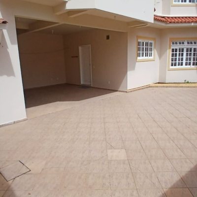 Casa Residencial com 237m², 5 quartos, 1 suíte, 6 garagens, no bairro Balneário em Florianópolis