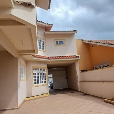 Casa Residencial com 237m², 5 quartos, 1 suíte, 6 garagens, no bairro Balneário em Florianópolis