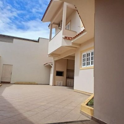 Casa Residencial com 237m², 5 quartos, 1 suíte, 6 garagens, no bairro Balneário em Florianópolis