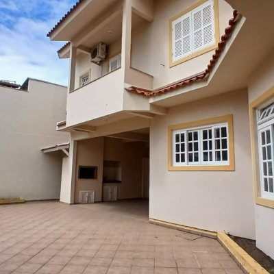 Casa Residencial com 237m², 5 quartos, 1 suíte, 6 garagens, no bairro Balneário em Florianópolis