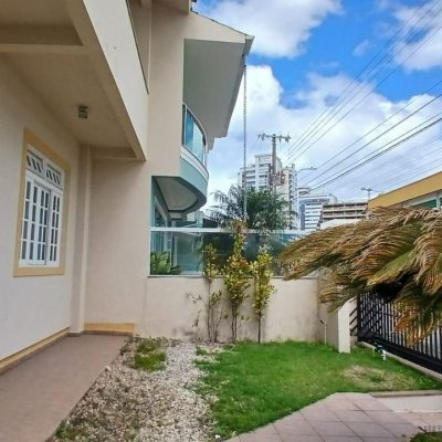 Casa Residencial com 237m², 5 quartos, 1 suíte, 6 garagens, no bairro Balneário em Florianópolis