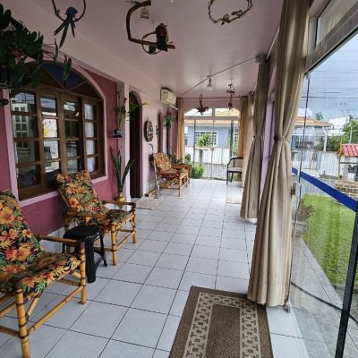 Casa Residencial com 180m², 4 quartos, 2 suítes, 2 garagens, no bairro Passa Vinte em Palhoça