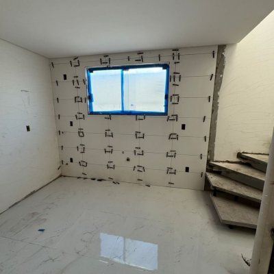 Sobrado Residencial com 107m², 2 quartos, 2 suítes, 1 garagem, no bairro São João Do Rio Vermelho em Florianópolis