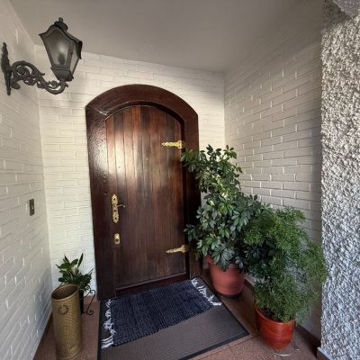 Casa Residencial com 416m², 3 quartos, 1 suíte, 4 garagens, no bairro Morro Da Cruz em Florianópolis