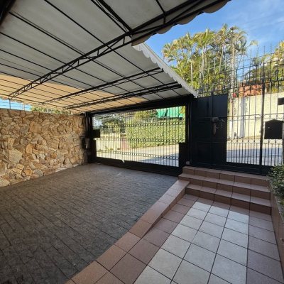 Casa Residencial com 416m², 3 quartos, 1 suíte, 4 garagens, no bairro Morro Da Cruz em Florianópolis